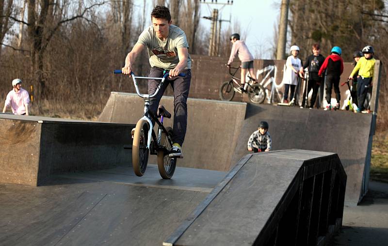 Skatepark na Napajedlích obsadili především mladí sportovci; neděle 28. února 2021