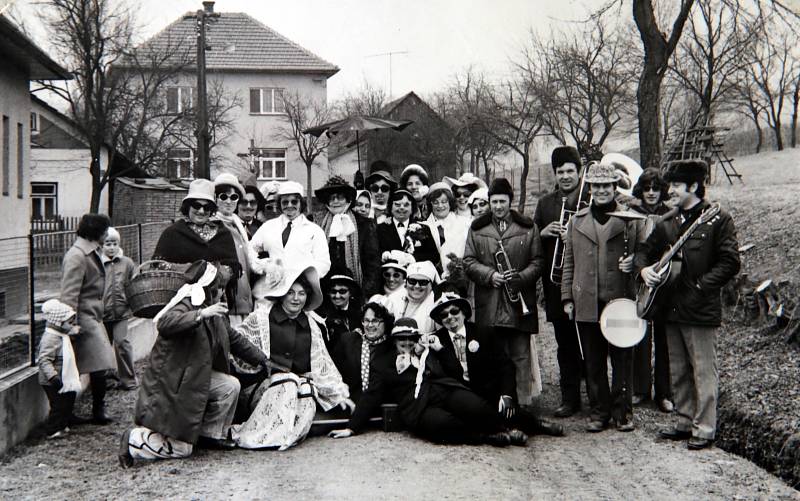 1978. Obyvatelé Sehradic převlečení do masek při příležitosti tradičního fašanku v roce 1978.