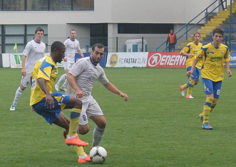 Zlín B – Břeclav, 6. kolo MSFL, ve žlutém zlínský Franklin Ekene Igwe. 