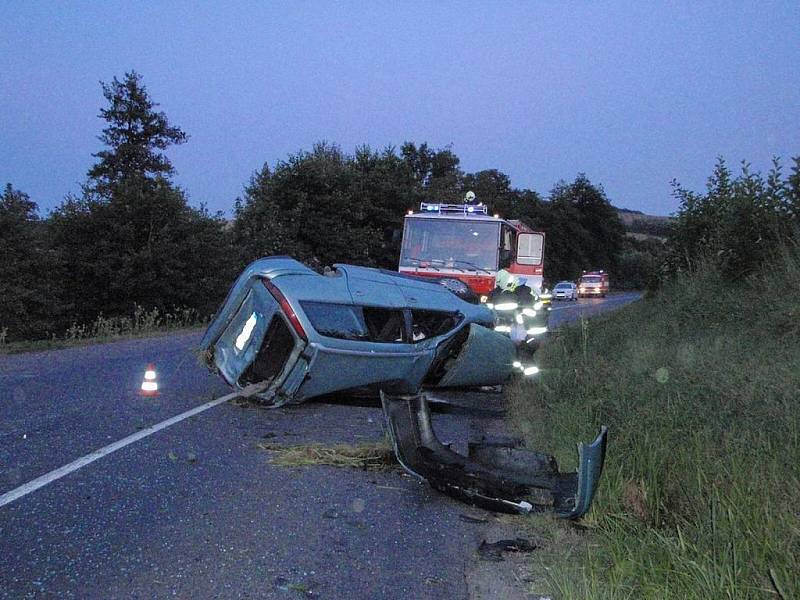 Havárie osobního auta u Kaňovic, velmi nezkušený mladý řidič havaroval s kamarády.
