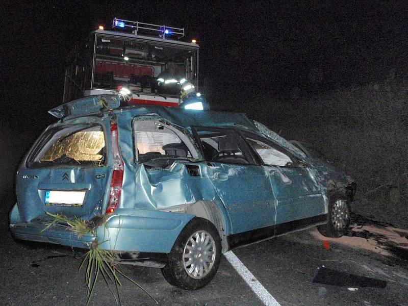 Havárie osobního auta u Kaňovic, velmi nezkušený mladý řidič havaroval s kamarády.