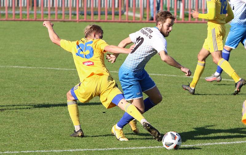 Fotbalisté Otrokovic (modro-bílé dresy) podruhé v sezoně zvítězili, porazili Jihlavu "B" 2:0.