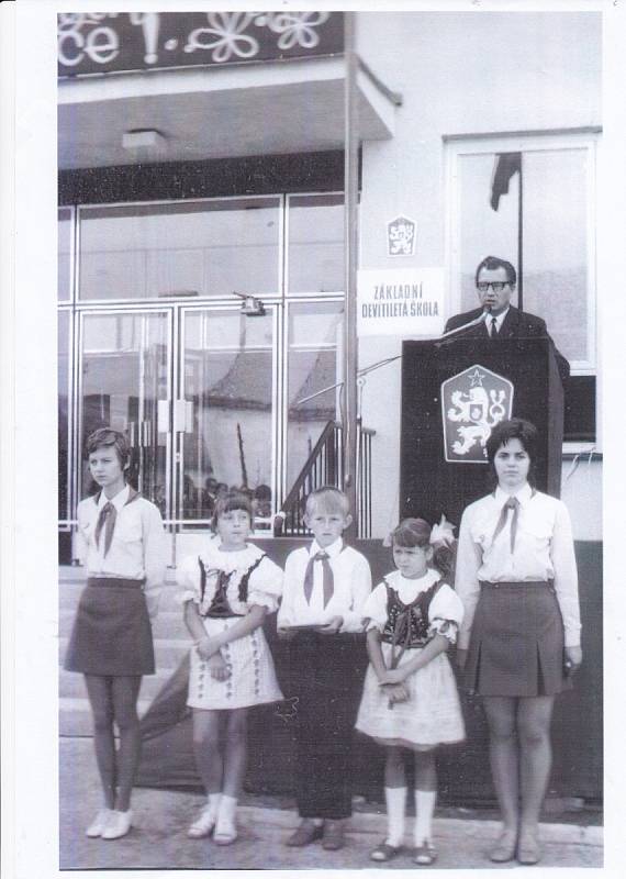 ZŠ GABRY A MÁLINKY. Rok 1973. Otevírání školy ve Štítné nad Vláří doprovázel i bohatý kulturní program.