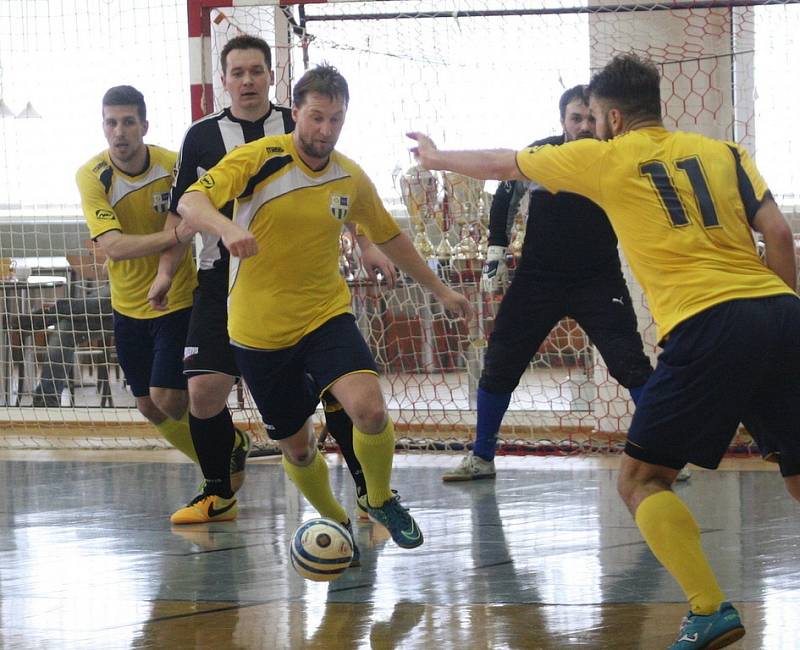 Sáloví fotbalisté SMR Plus Zlín (ve žlutém) ve finále Final Four v Otrokovicích v neděli porazili Poličku až po penaltovém rozstřelu (5:5 po základní hrací době a prodloužení, na prn 4:3) a radovali se z historicky premiérového titulu.