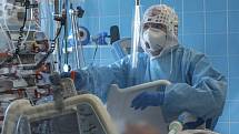 Zdravotničtí profesionálové na ARO v Uherskohradišťské nemocnici se musejí v době pandemie vyrovnávat s náročnou prací v ochranných pomůckách, převlékají se mnohokrát za den.