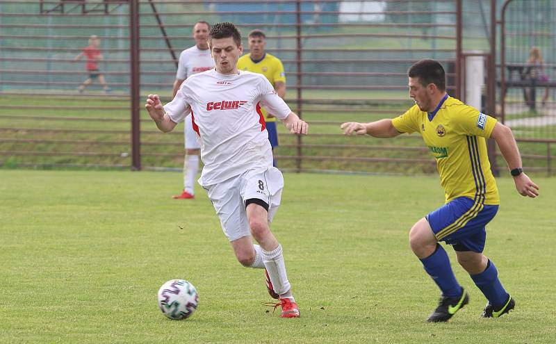 Fotbalisté Luhačovic (ve žlutých dresech) zvítězili na hřišti Sokola Veselá 4:3.