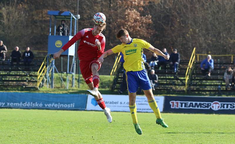 Fotbalisté Zlína B (žluté dresy) v 15. kole MSFL remizovali na Vršavě s Uničovem 1:1. Foto: Jan Zahnaš