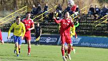 Fotbalisté Zlína B (žluté dresy) v 15. kole MSFL remizovali na Vršavě s Uničovem 1:1. Foto: Jan Zahnaš