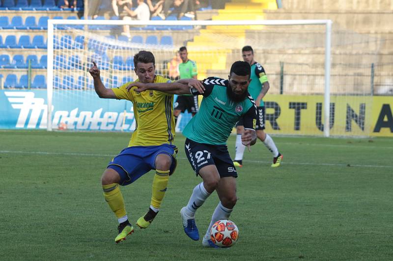 Fotbalisté Zlína (žluté dresy)  v generálce porazili slovenskou Senici 3:0. Na snímkuje Dominik Mašek. Foto: pro Deník/Jan Zahnaš