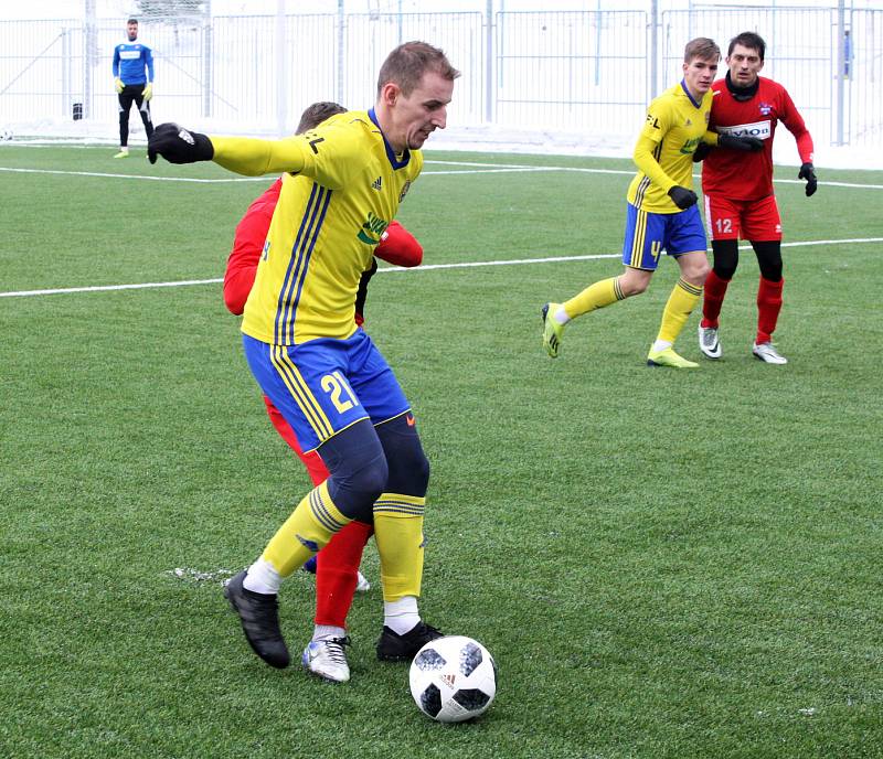 Fotbalisté Zlína (ve žlutých dresech) v úvodním přípravném zápase letošního roku porazili Zlaté Moravce 2:0