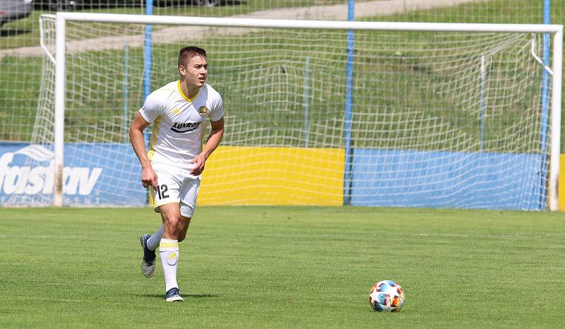 Fotbalisté Zlína B (bílé dresy) v sobotním přípravném zápase na Vršavě remizovali s juniorkou Zbrojovky Brno 2:2.