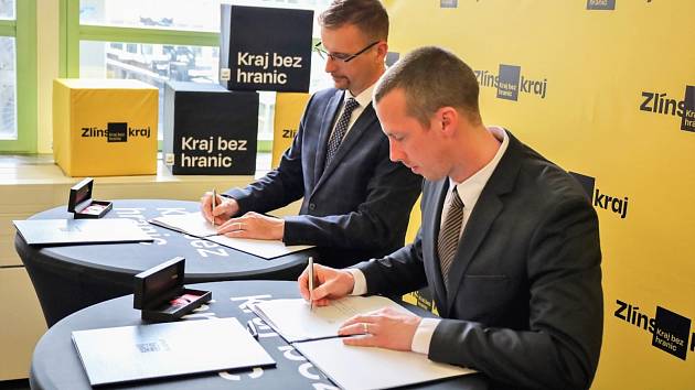 Hejtman Zlínského kraje Radim Holiš a primátor Zlína Jiří Korec při podpisu deklarace.