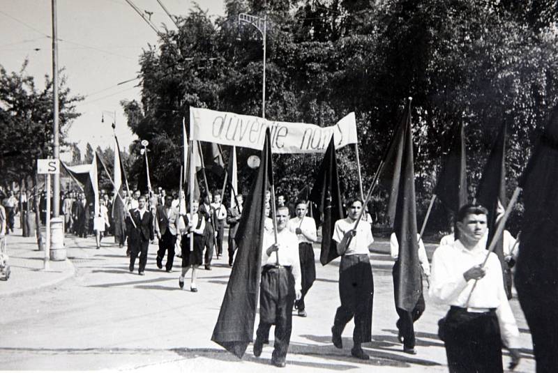 Osvobození Zlína květen 1945. Mládež zlínských obcí pochoduje s prapory a standartami v den první lidové manifestace 12.5.1945.