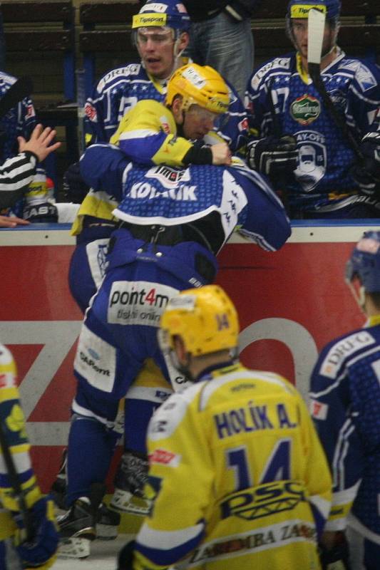 S nožem na krku v podobě vyřazení vstupovali do sobotního 6. zápasu čtvrtfinále play-off extraligy domácí hokejisté Zlína proti Kometě Brno.