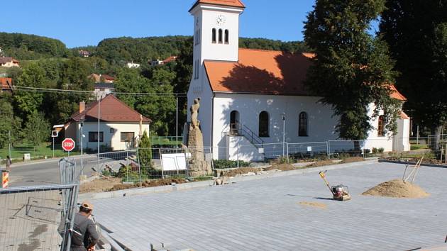 V Březnici dělníci pracují na druhé etapě Revitalizace centra obce Březnice. Přinese například dvacítku nových parkovacích míst či nové chodníky.