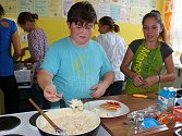 V pátek 21. října 2016 se ve školní kuchyňce otrokovické Základní školy Trávníky konalo jedno ze školních kol soutěže MasterChef po vzoru stejnojmenného televizního kulinářského klání.