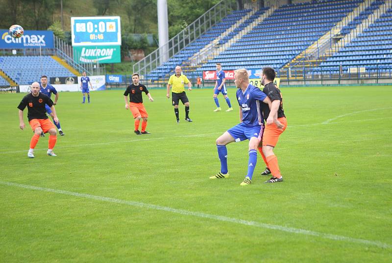 Fotbalisté Kateřinic (černé dresy) ve finále Zlínského Poháru KFS porazili Morkovice 1:0.