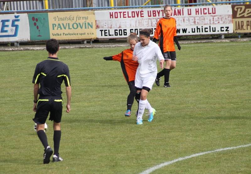 Fotbal divize žen: Velké Pavlovice - Holešovské holky