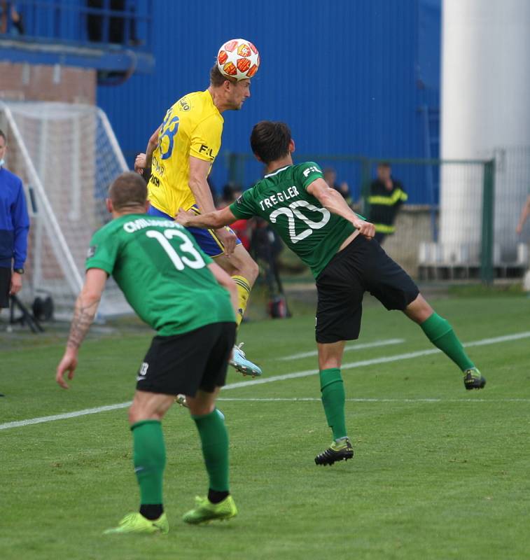 Fotbalisté Fastavu Zlín (ve žlutém) v důležitém zápase bojů o záchranu ve 28. kole v sobotu hostili poslední Příbram.