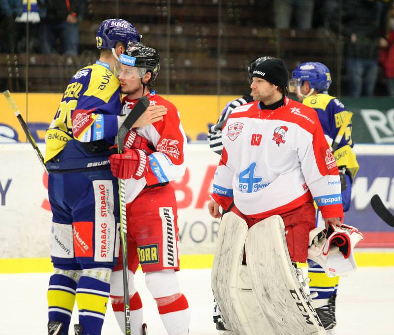 Extraligoví hokejisté Olomouce ovládli předkolo play-off, když sérii na tři vítězství ukončili v sobotu ve Zlíně po výhře 3:2. Na snímku vítězné emoce kohoutů.