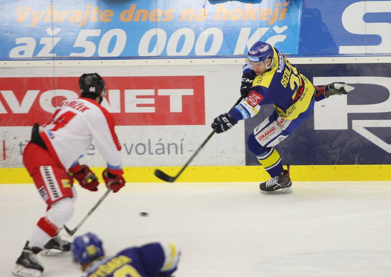 Čtvrtý zápas předkola: Berani Zlín (v modrém) proti HC Olomouc