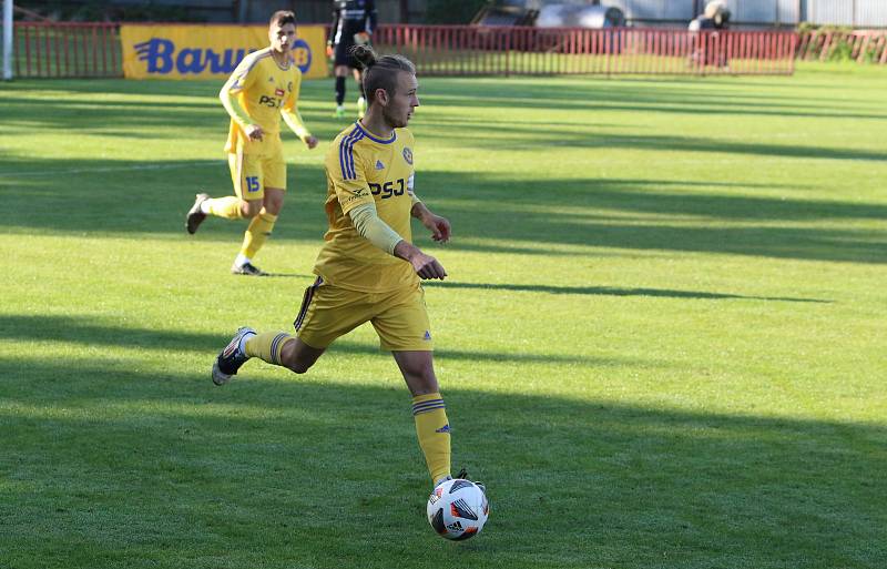 Fotbalisté Otrokovic (modro-bílé dresy) podruhé v sezoně zvítězili, porazili Jihlavu "B" 2:0.