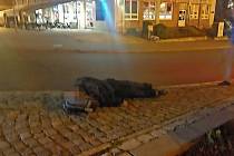 Baví mě být na ulici a ožírat se, řekl zlínským strážníkům opilý bezdomovec, který vzhledem ke svému stavu, nebyl schopen ani vstát.