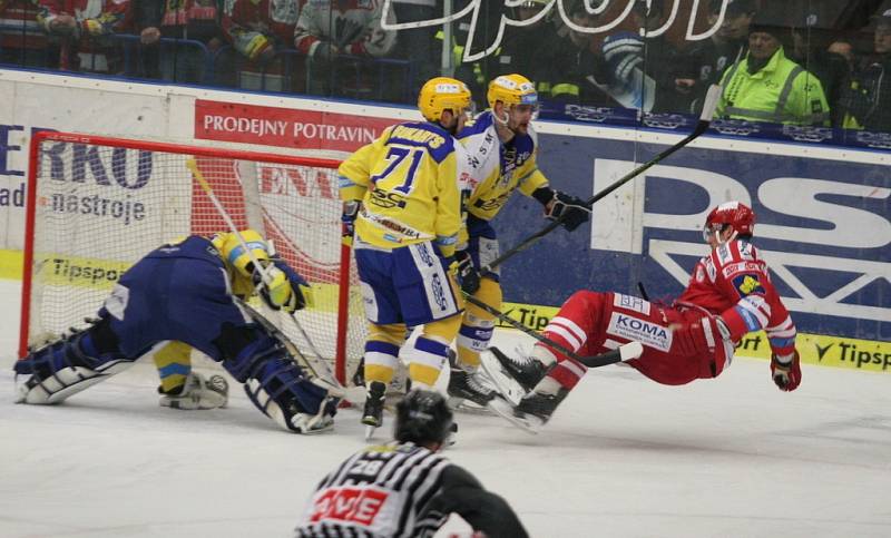 Extraligoví hokejisté Zlína (ve žlutém) v rámci 5. rozhodujícího zápasu předkola play-off v neděli 13. března hostili Oceláře Třinec.