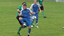 Slušovičtí fotbalisté (modré dresy) doma porazili Velké Karlovice 1:0.