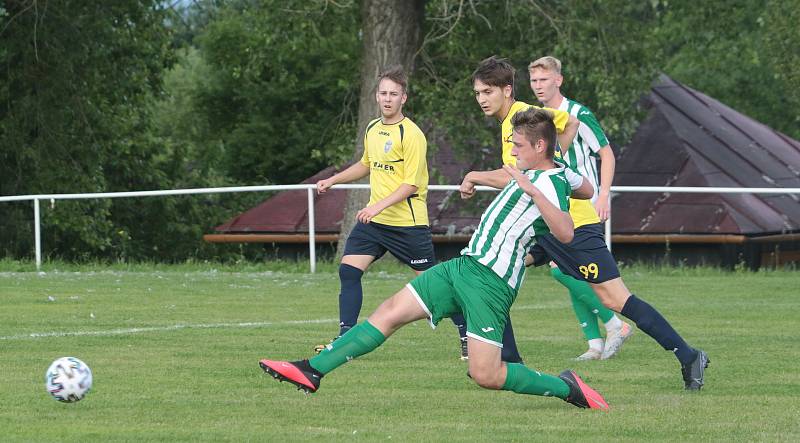 Fotbalisté Újezdu (ve žlutých dresech) zdolali Vysoké Pole 4:2 a před letní pauzou zůstali v čele Ligy4.