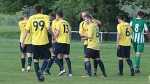 Fotbalisté Újezdu (ve žlutých dresech) zdolali Vysoké Pole 4:2 a před letní pauzou zůstali v čele Ligy4.