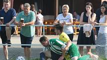 Fotbalisté Újezdu (ve žlutých dresech) zdolali Vysoké Pole 4:2 a před letní pauzou zůstali v čele Ligy4.