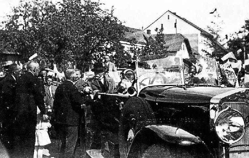 ŽELECHOVICE NAD DŘEVNICÍ, NÁVŠTĚVA MASARYKA. Prezident T.  G. Masaryk na návštěvě v Želechovicích v roce 1938. Je vítán náměstkem starosty Josefem Světlíkem.
