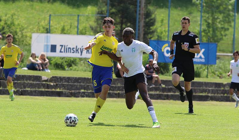 Starší dorostenci Zlína (žluté dresy) v předposledním zápase sezony zdolali Karvinou 2:1.