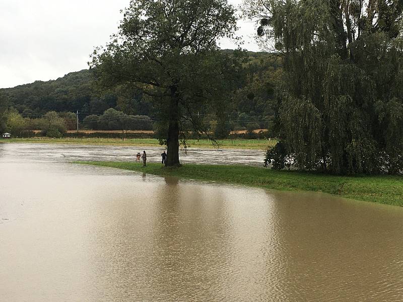 Vytrvalý déšť ve Zlínském kraji zaplavil cesty, zvedl hladiny řek. Řeka Morava nedaleko přístavu Otrokovice.