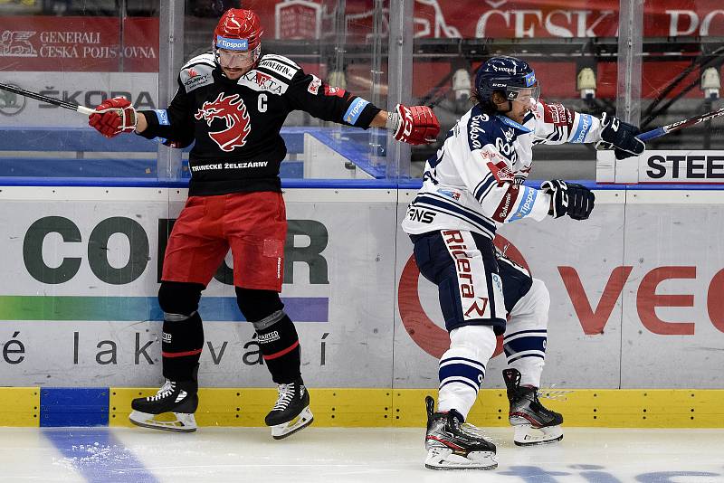 Zápas Generali Česká cup HC Vítkovice Ridera - HC Oceláři Třinec, 6. srpna 2020 v Ostravě. Zleva, Vladimír Dravecký z Třince a Alexandre Mallet z Vítkovic.