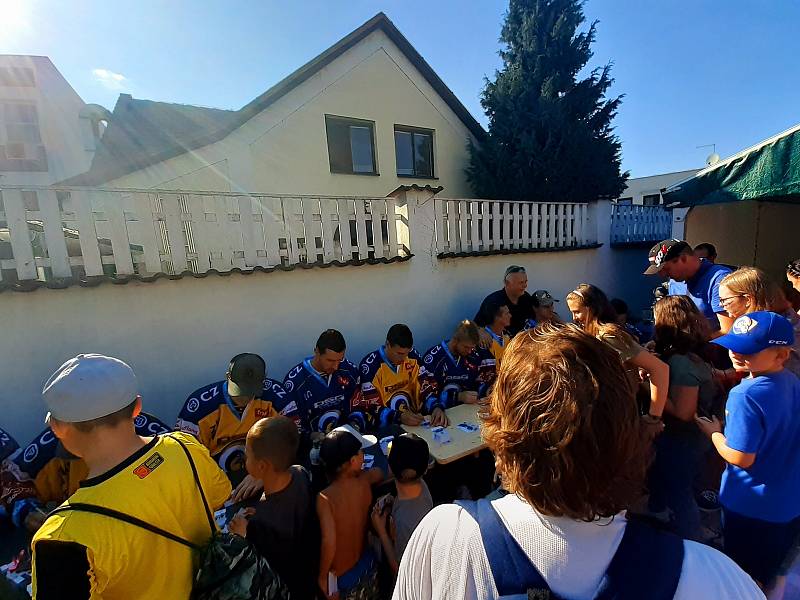 Hokejoví Berani do nadcházejícího ročníku nejvyšší soutěže vstoupí s novými dresy. V průběhu ročníku by měla být představena také třetí a charitativní sada, obě verze jsou plánovány na letošní podzim.