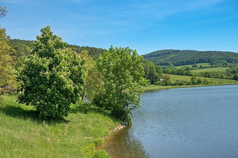 V Luhačovicích a kolem přehrady je krásně.