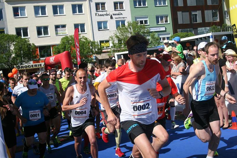 V sobotu se v závěru Filmového festivalu se více než tisícovka běžců zaběhla půlmaraton ulicemi Zlína.