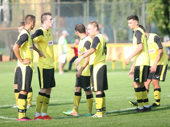 Fotbalisté Tečovic (ve žlutém) nezvládli sobotní duel 3. hraného kola I. B třídy skupiny B doma s Chropyní, které podlehli 2:4.