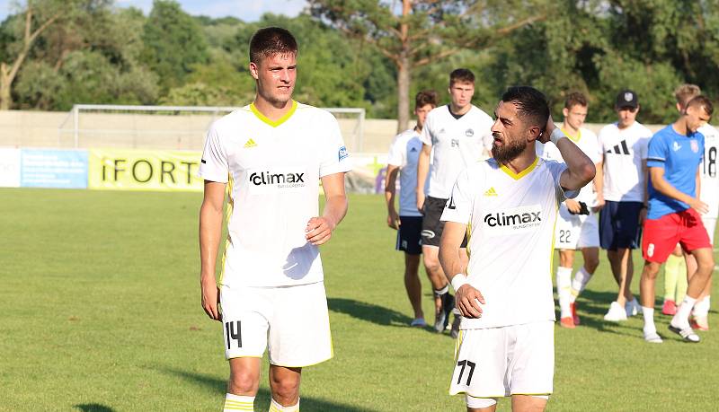 Fotbalisté Zlína (bílé dresy) v Lanžhotě zvítězili 2:0.