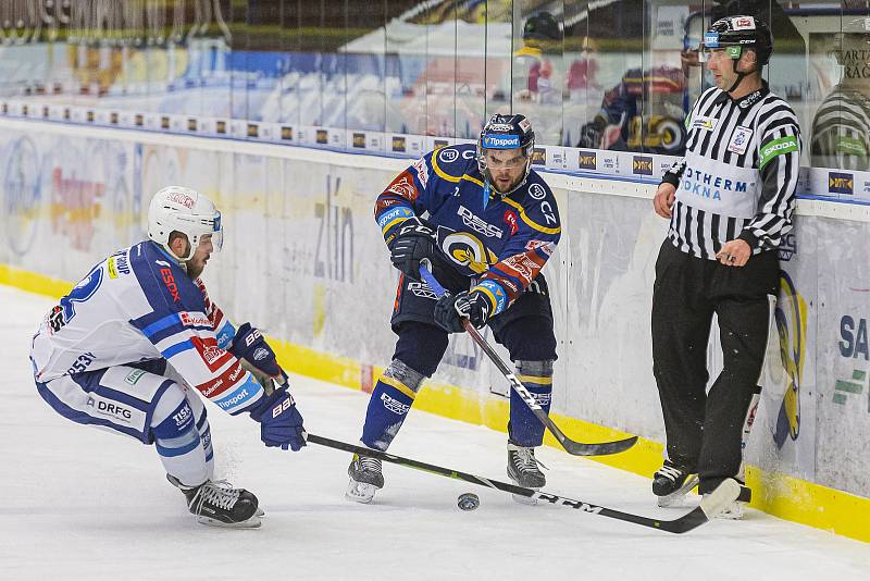Extraligoví hokejisté Zlína (v modrém) v dohrávce 7. kola extraligy v úterý vyzvali  Kometu Brno. Na snímku Jakub Herman.