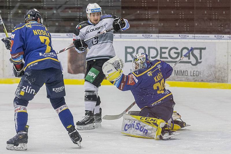 Extraligoví hokejisté Zlína (v modrém) v dohrávce 9. kola po týdnu opět vyzvali hráče Karlových Varů.