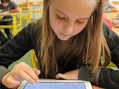 V Základní škole T. G. Masaryka začaly děti z tamní 6.A používat ve třech předmětech namísto učebnice moderní tablety iPad.