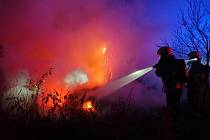 Hasiči v úterních ranních hodinách bojovali s požárem chatky ve Zlíně-Loukách.