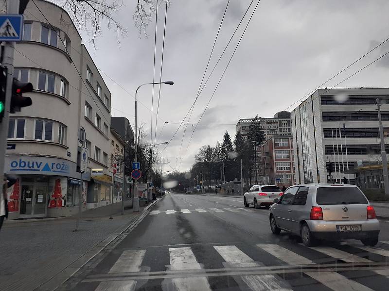 Obecně by řidiči měli dbát zvýšené pozornosti v místech, kde jsou školy a školky. Například v ulici Kvítková, nebo Štefánikova, kde je blízko hlavní komunikace základní škola.