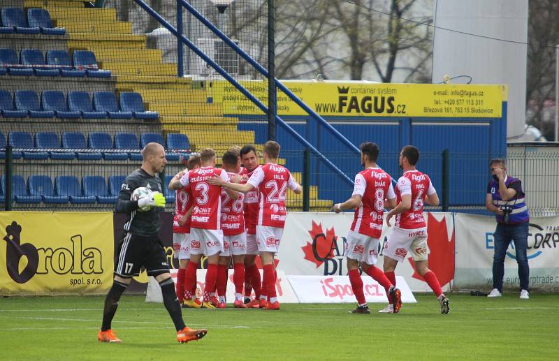 Fotbalisté Zlína (ve žlutých dresech) se ve 29. kole FORTUNA:LIGY utkali s Pardubicemi. Foto: Jan Zahnaš