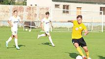 Fotbalisté Zlína B (bílé dresy) v 6. kole MSFL prohráli v Rosicích 1:2.