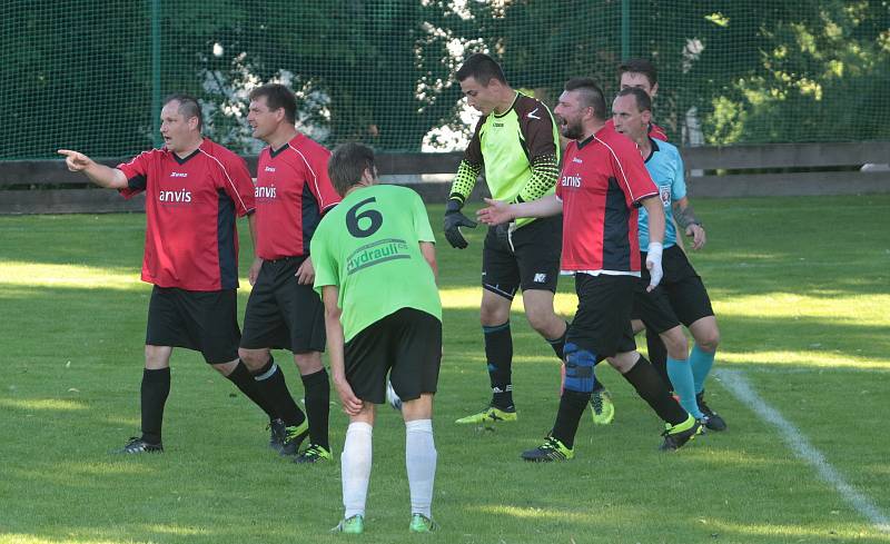 Fotbalisté Slopného (zelené dresy) si v Lize4 poradil s Drnovicemi, které díky hattricku Martina Váni zdolal 3:2. Foto: pro Deník/Jan Zahnaš