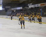 Junioři hokejových Beranů (žluté dresy) ve 35. kole DHL extraligy porazili Chomutov 6:5.